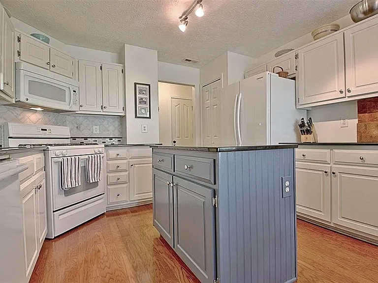 212 Brighton Path — Photo 17
