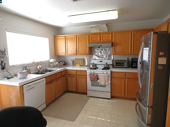 3rd image of 576 Ross Cir