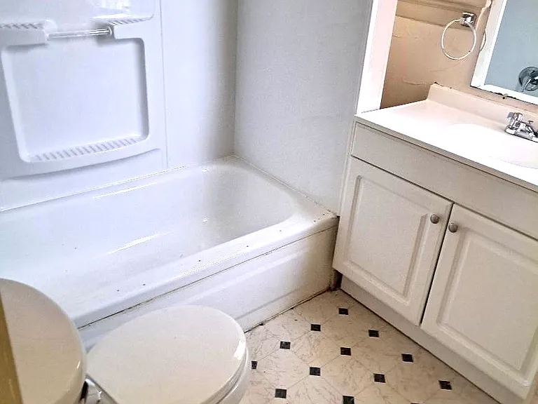 323-325 W Otterman St #2 — Photo 5