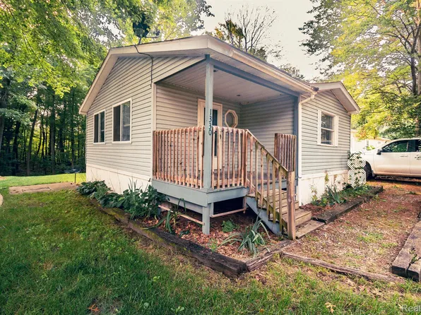 1330 Hillside Dr, Columbiaville, MI 48421