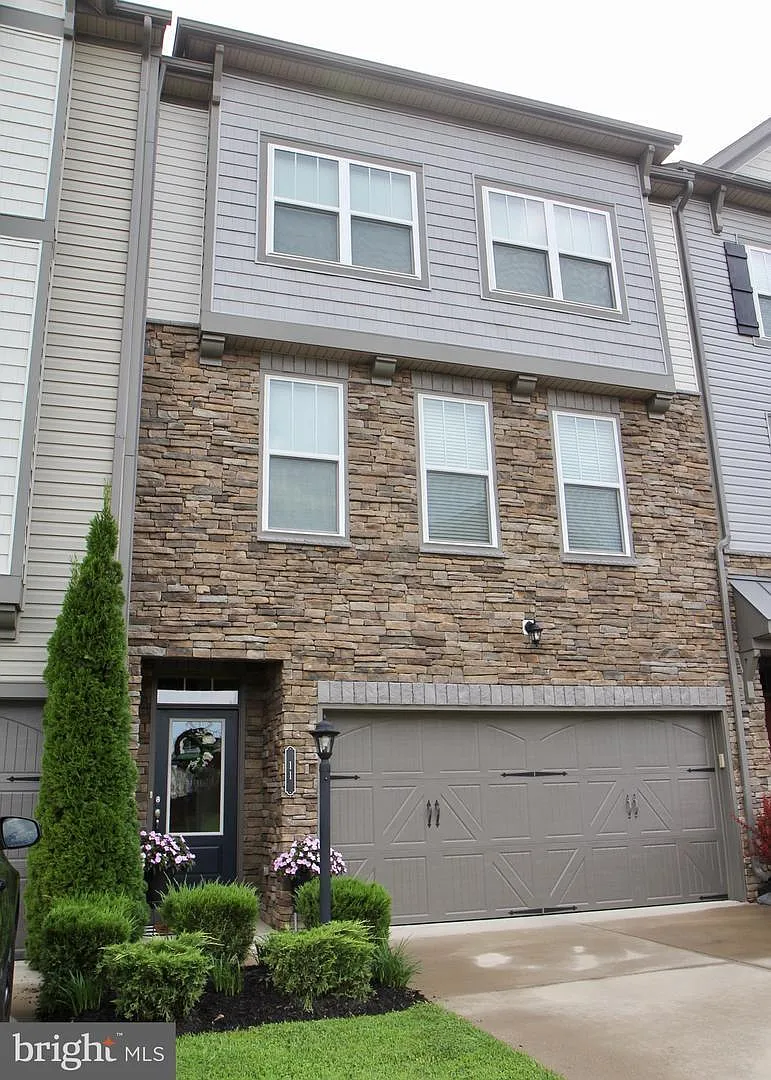 3 bed, 2759 sqft, $2,900 — Photo 1