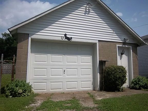 Detached garage for extra storage