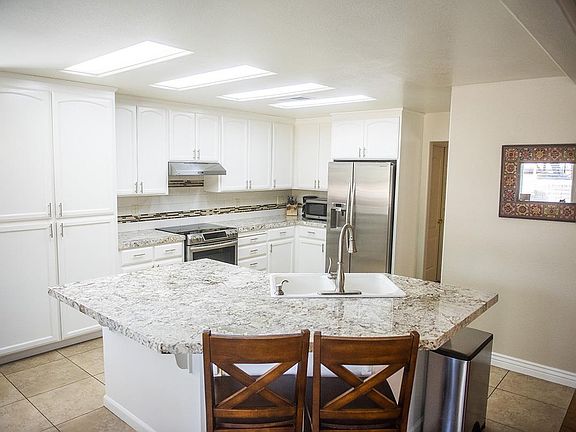 3rd image of 1261 Manzanita Dr