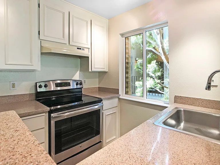 532 Seaver Dr — Photo 6
