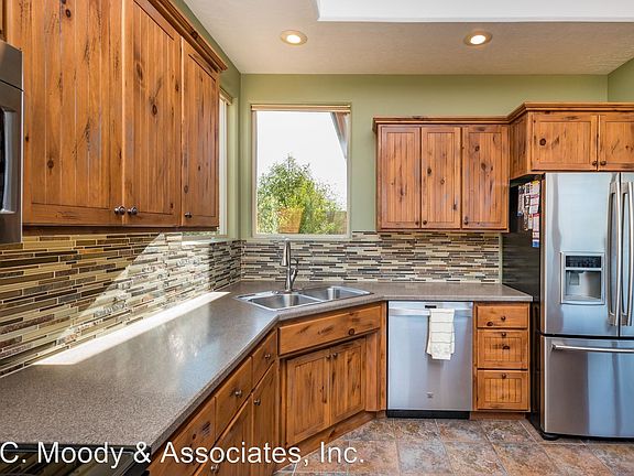 4th image of 223 N Painted Hills Dr