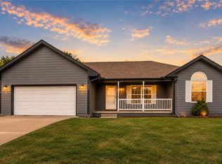 806 Garnet Cir, Smithville, MO 64089