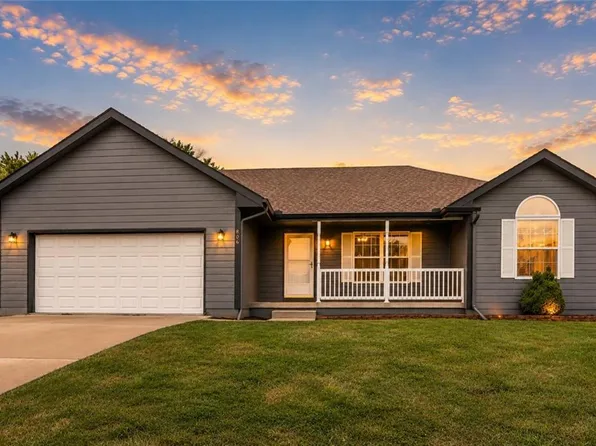 806 Garnet Cir, Smithville, MO 64089