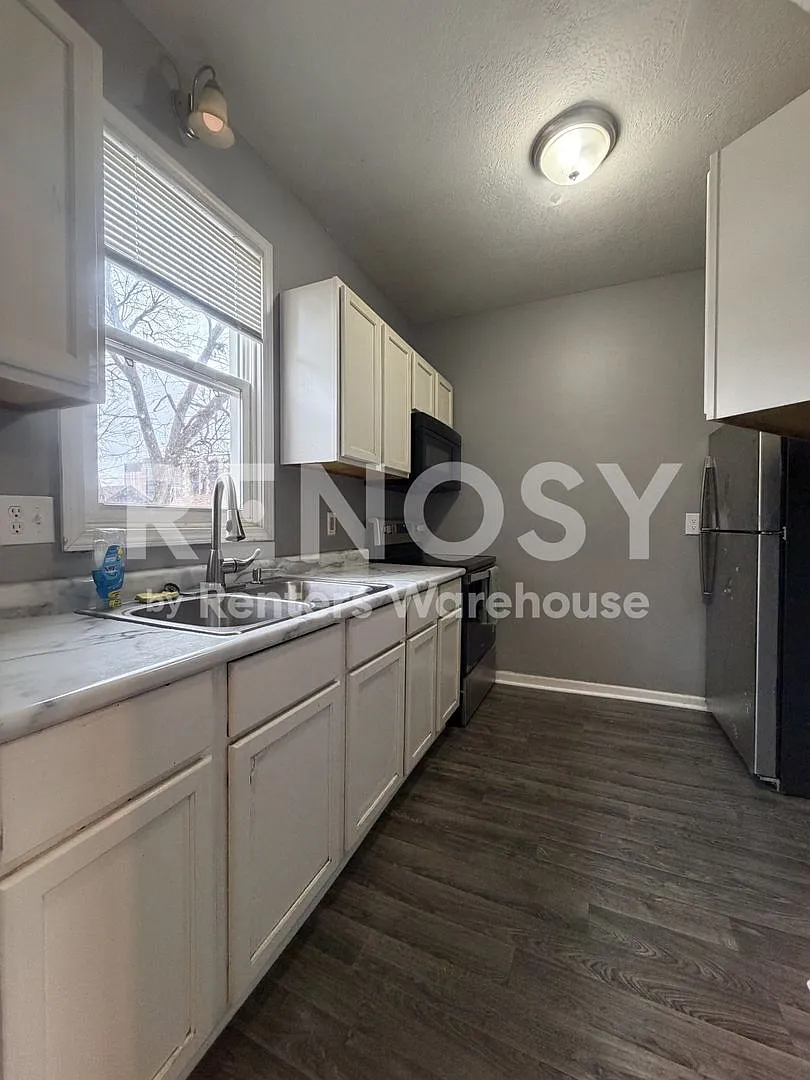 Available Now 5 bedroom 2 bath Duplex in Minneapolis — Photo 3