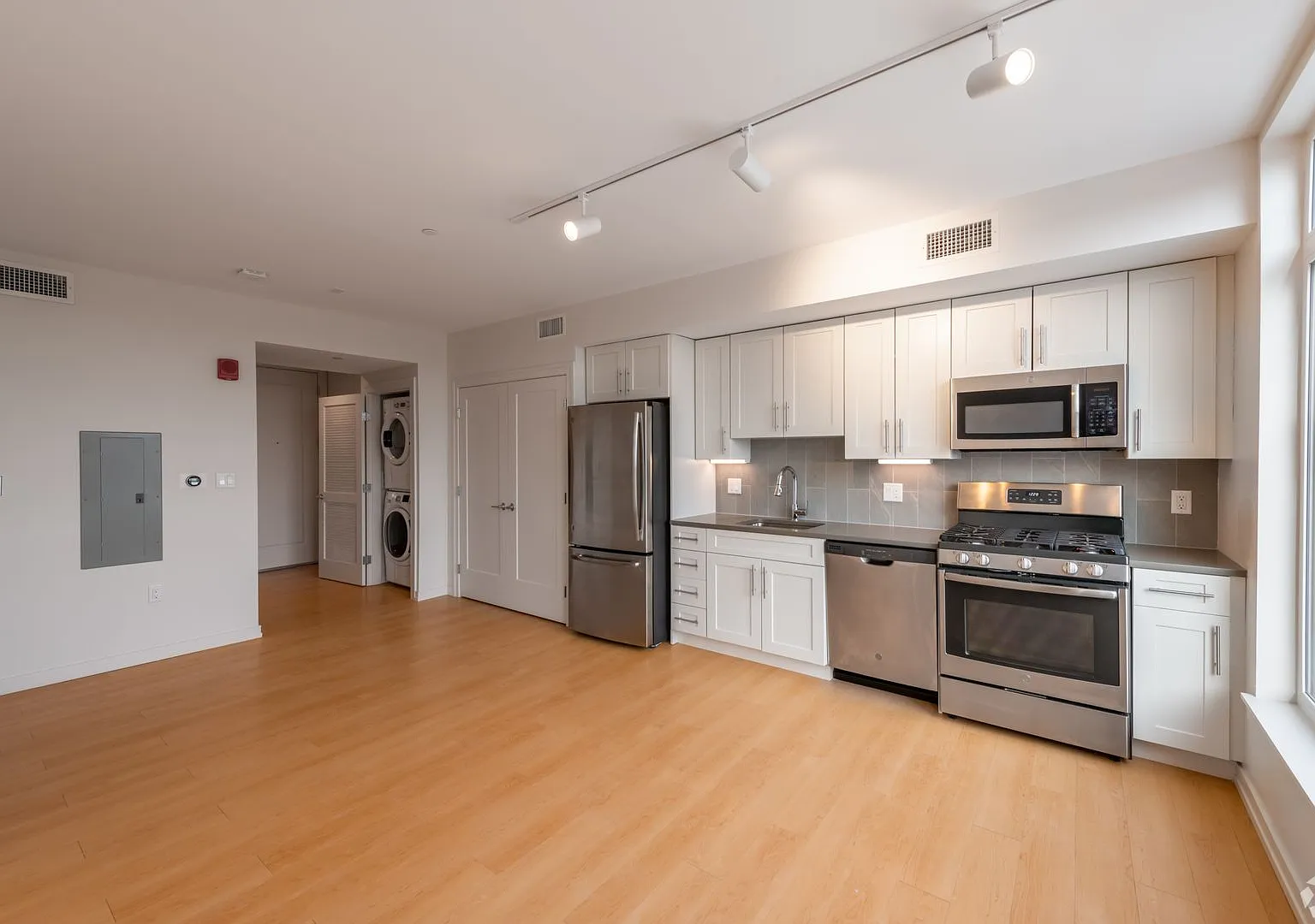 Huge Studio in Cambridge Minutes from the Red Line — Photo 1