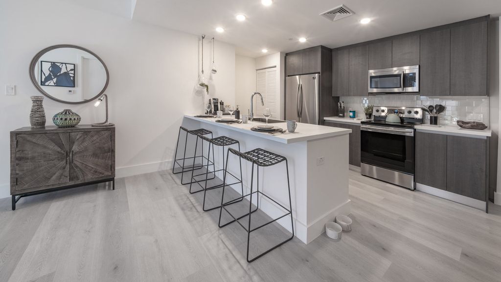 475 SE 1st St APT 511, photo 2