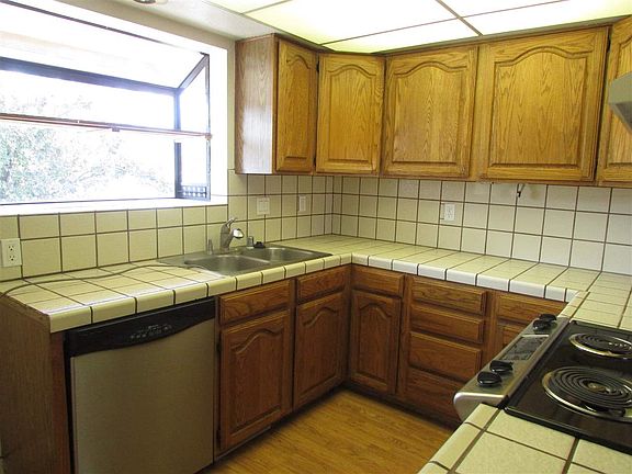 5th image of 672 Bowles Ln