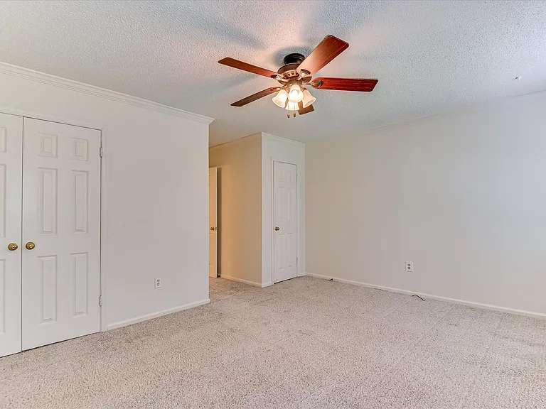 407 Folkstone Cir — Photo 29