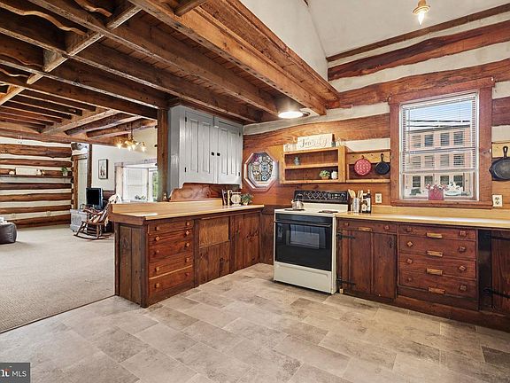 3rd image of 318 Linden St #320
