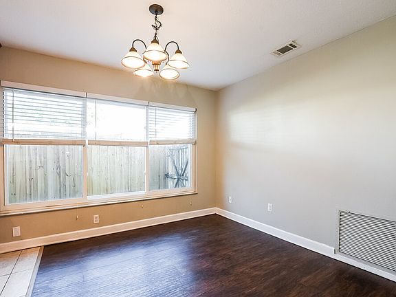 5th image of 1009 Black Willow Dr