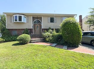 3 Flower Ln, Glen Cove, NY 11542