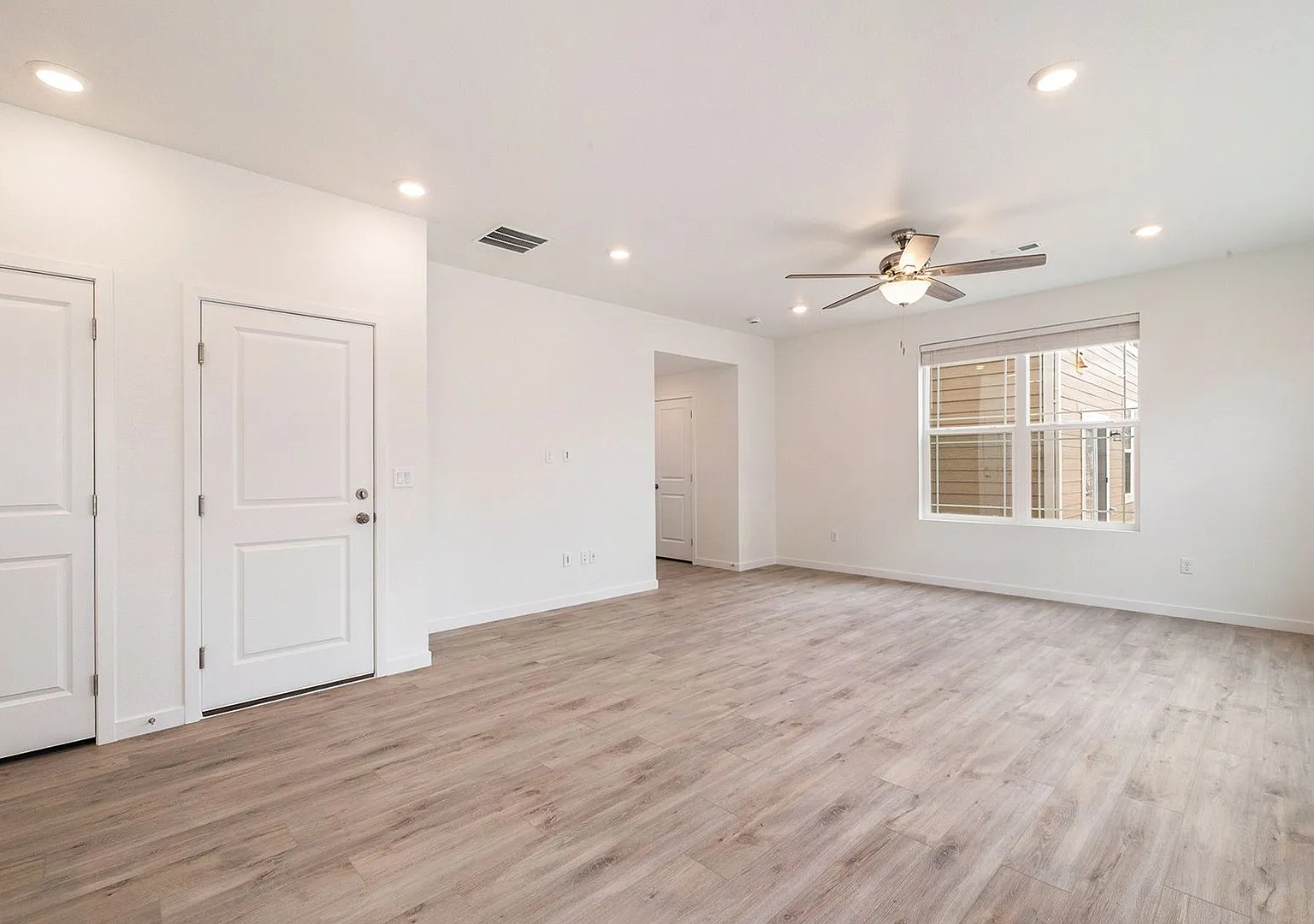 Single Family Home in Desired Neighborhood — Photo 4