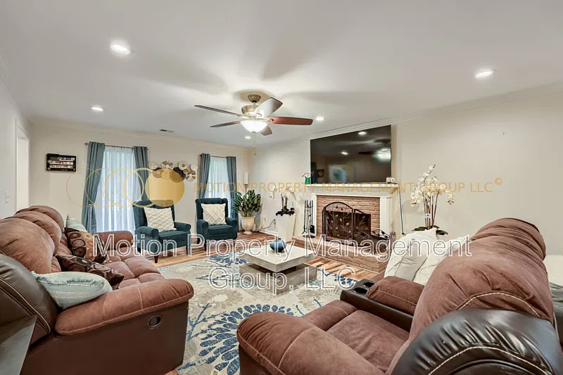 3 bed, 2.5 bath, 2109 sqft, $3,500 — Photo 2