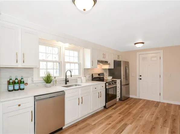 14 Cemetery Ln, Ashaway, RI 02804