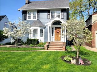 386 Cornwall Rd, Rocky River, OH 44116