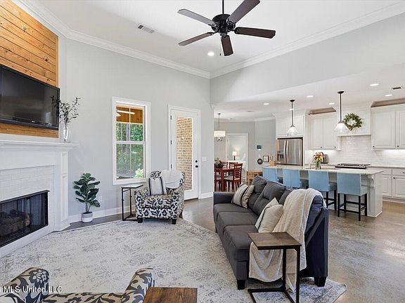 4th image of 646 Conti Dr
