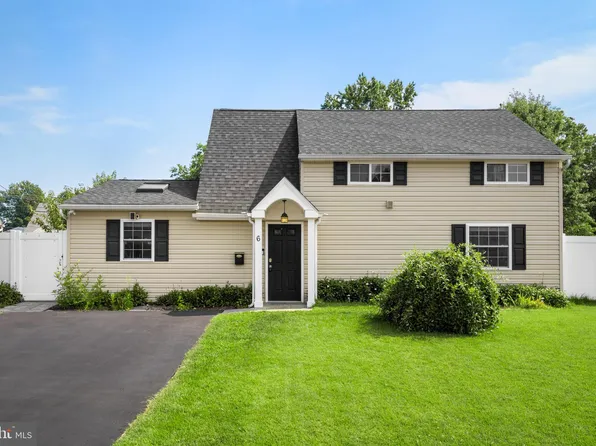 6 Grapevine Rd, Levittown, PA 19057