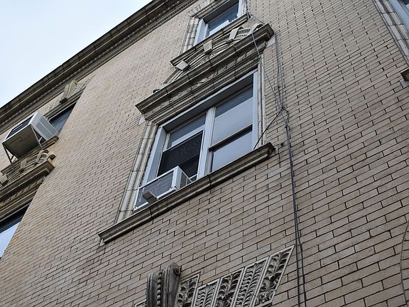 2nd image of 209 W 138th St
