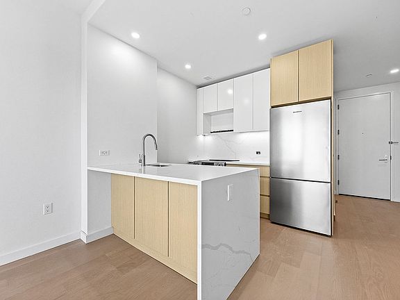 5th image of 2183 Ocean Ave #5A