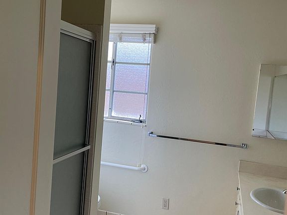 5th image of 390 Fenley Ave