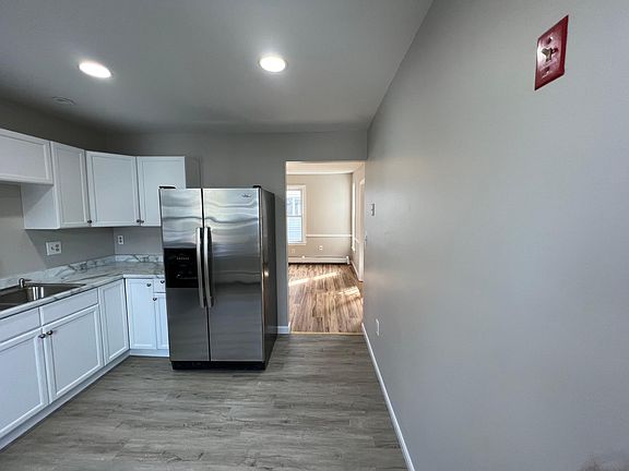 4th image of 21 Carleton Ave #1