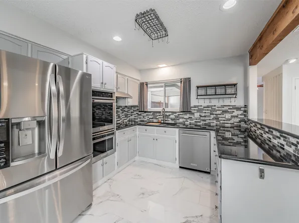 5520 Willow Cir, Fort Worth, TX 76112