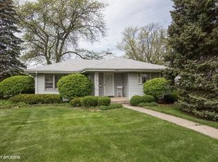 2 Roslyn Rd, Westmont, IL 60559