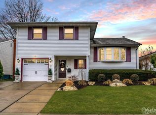 5 Sumutka Ct, Carteret, NJ 07008