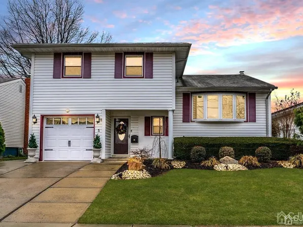 5 Sumutka Ct, Carteret, NJ 07008