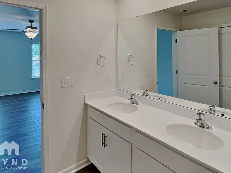 2331 Meadow Stream Dr — Photo 9