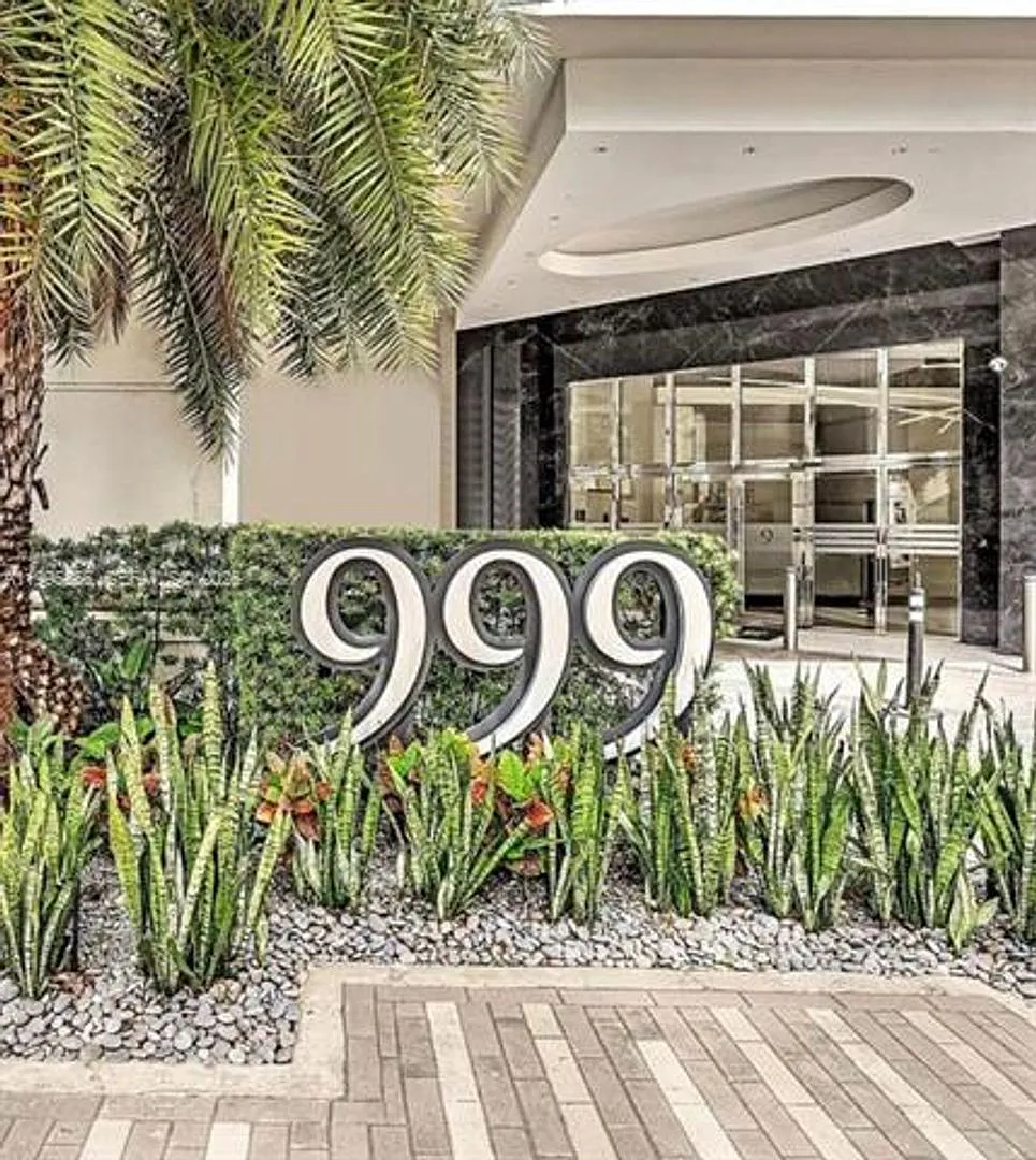 Building Photo - 999 SW 1st Ave #1807