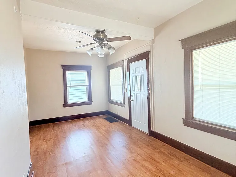 428 S Clemens Ave — Photo 4