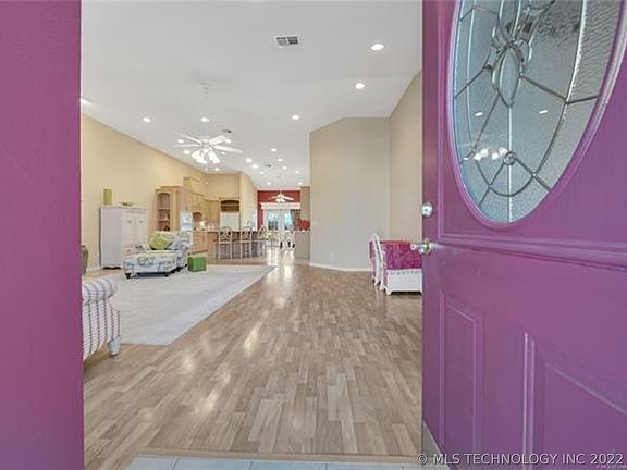 3rd image of 405 Foxwood Dr