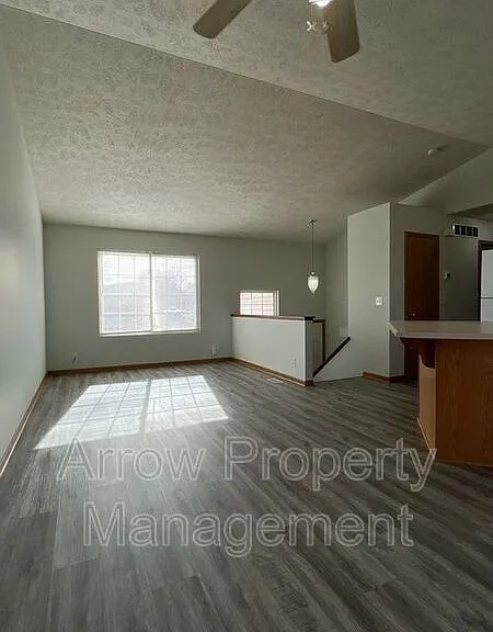 338 W Irving St — Photo 6