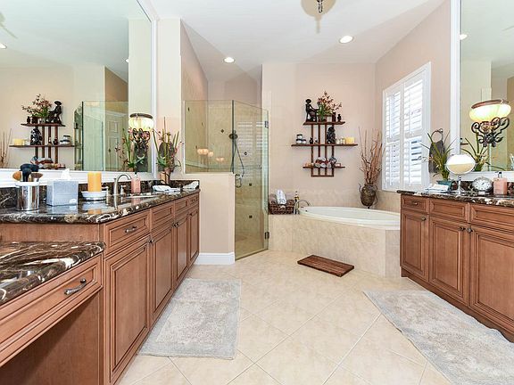 5th image of 832 SW Pebble Ln
