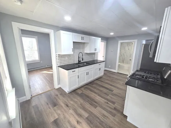 9 Wilson Ave #1R, Woonsocket, RI 02895