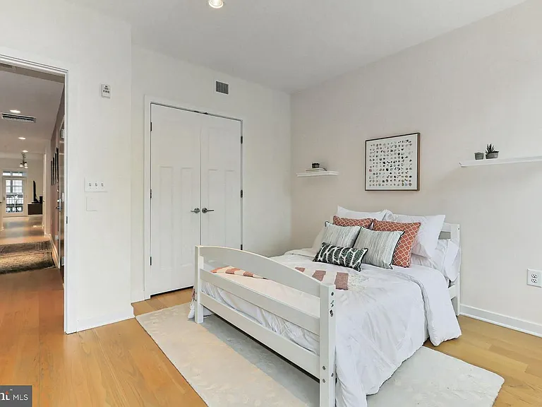 1700 Clarendon Blvd #123 — Photo 32
