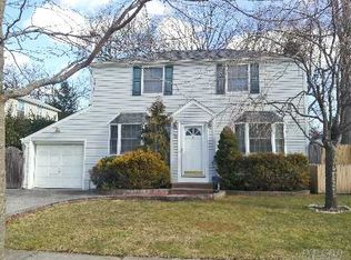26 Roydon Dr W, Merrick, NY 11566