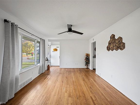 3rd image of 210 Lynne Dr