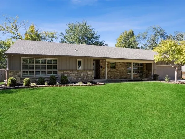 8108 Beverly Dr, Prairie Village, KS 66208
