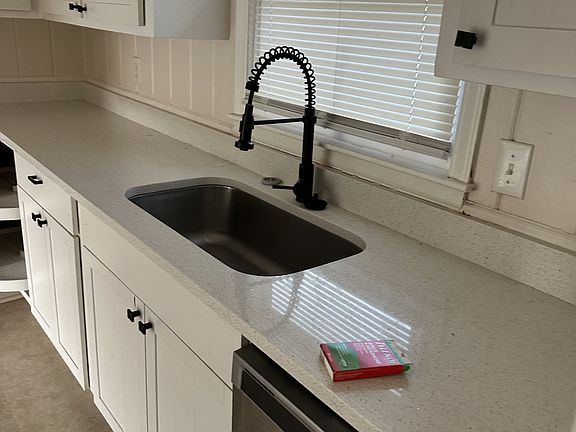 3rd image of 1601 Grovewood Dr