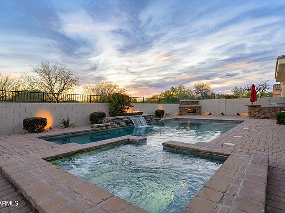 3rd image of 1725 W BURNSIDE Trail