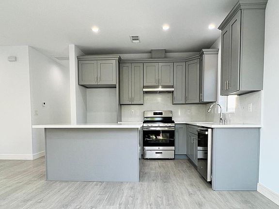 3rd image of 226 1/2 N Broadmoor Ave W