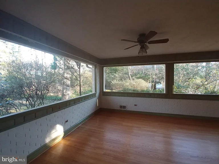 1429 Laburnum St — Photo 13