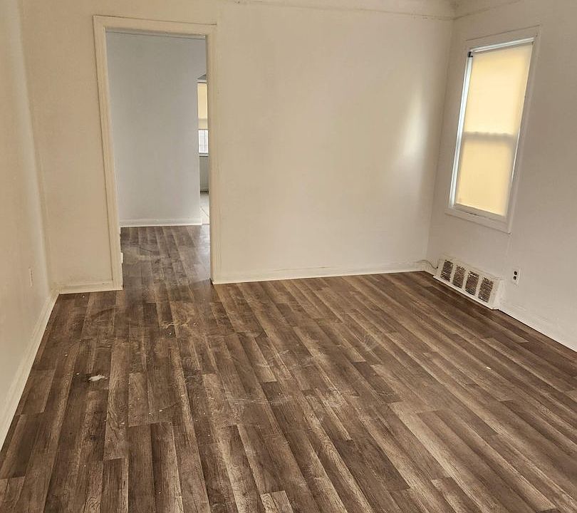 2nd image of 19440 Mansfield St
