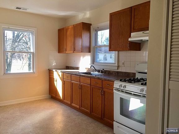 4th image of 384 Roslyn Ave #2